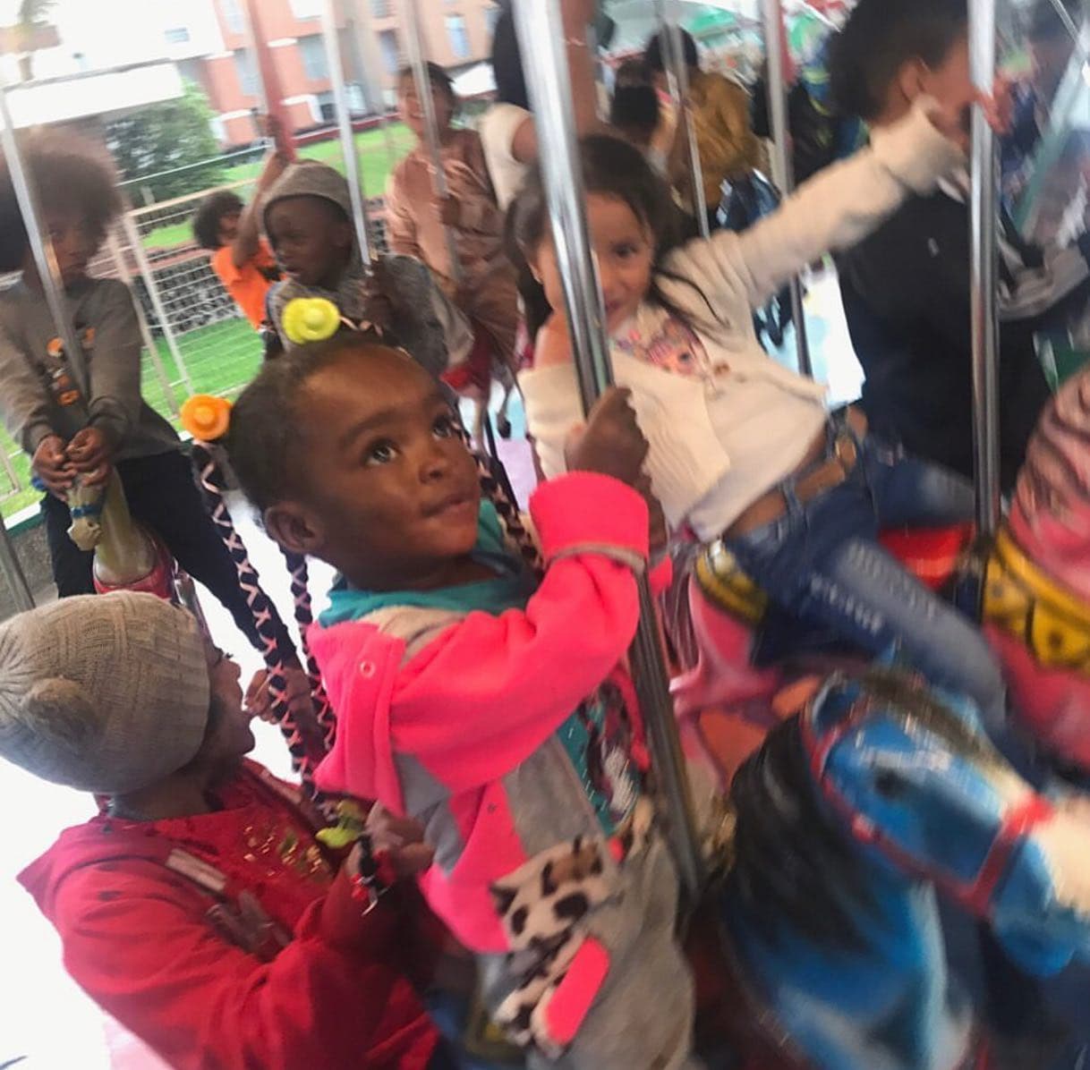 Voluntaria con niña en jornada Birimbí