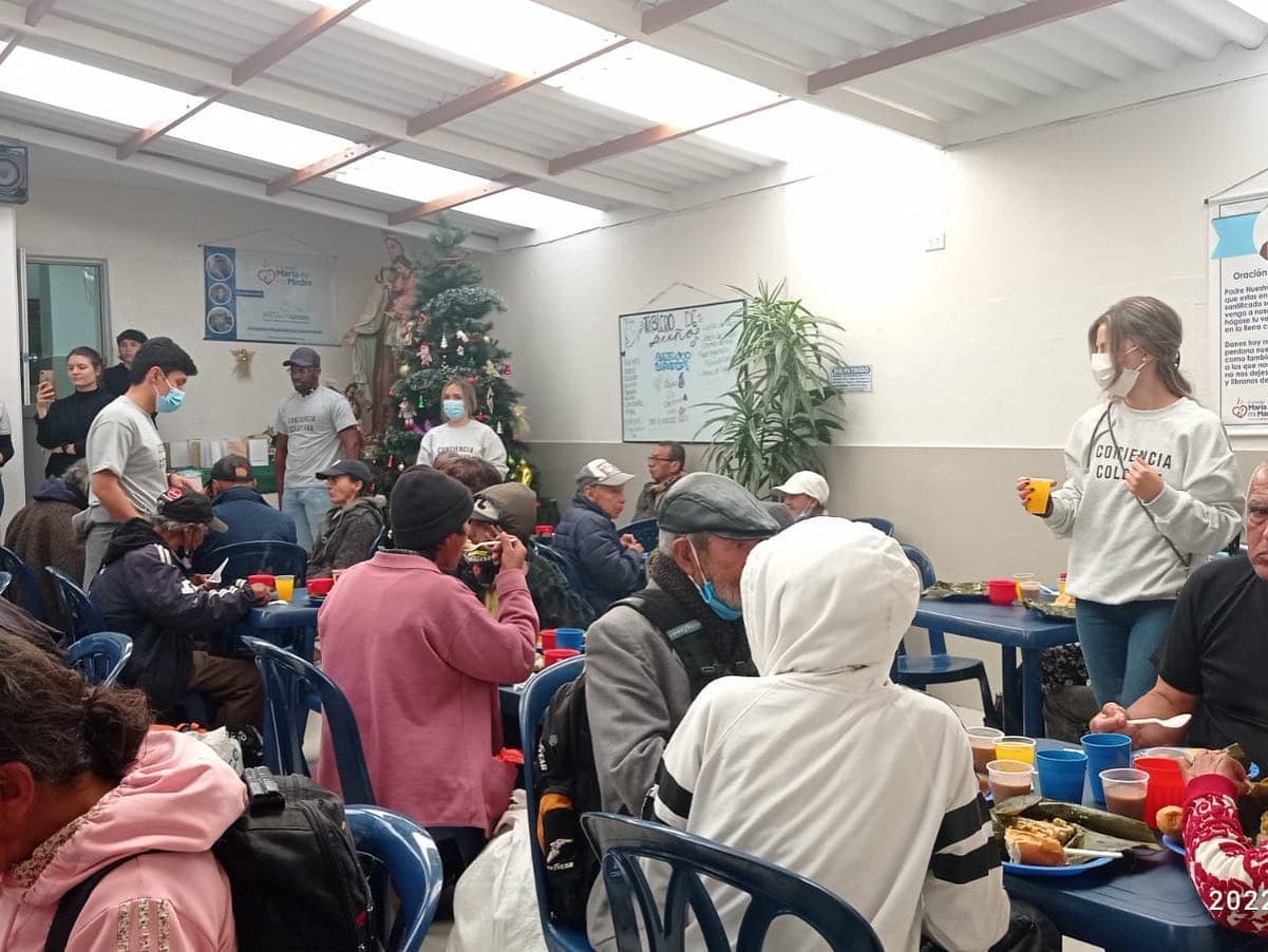 Comedor comunitario lleno en Navidad