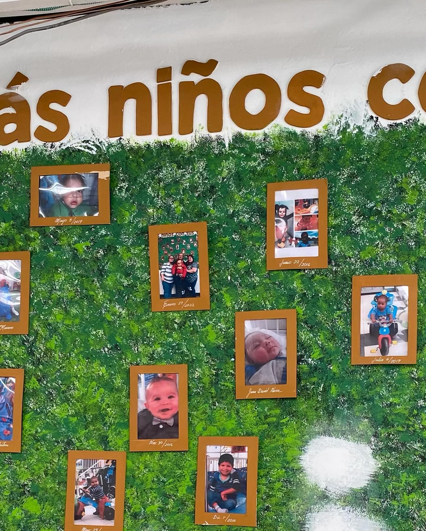 Mural con fotos de niños acompañados
