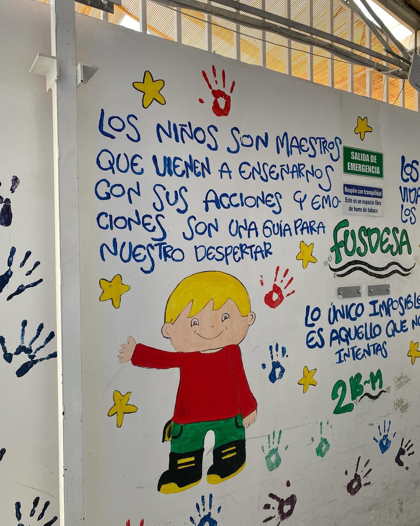 Niños en sala hospitalaria infantil