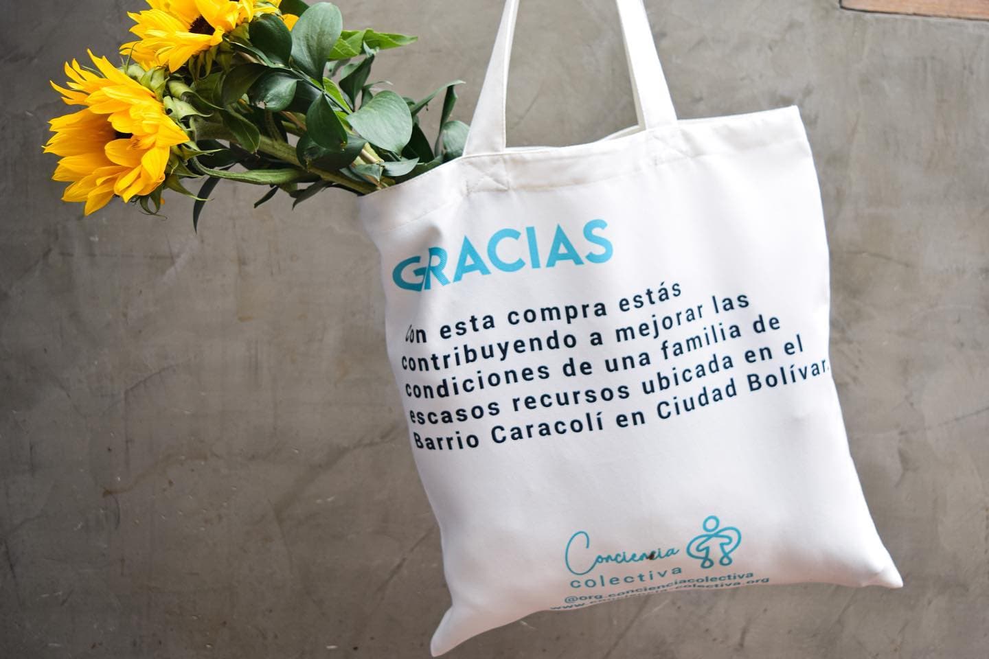 Bolsa Gracias con girasoles colgada en pared